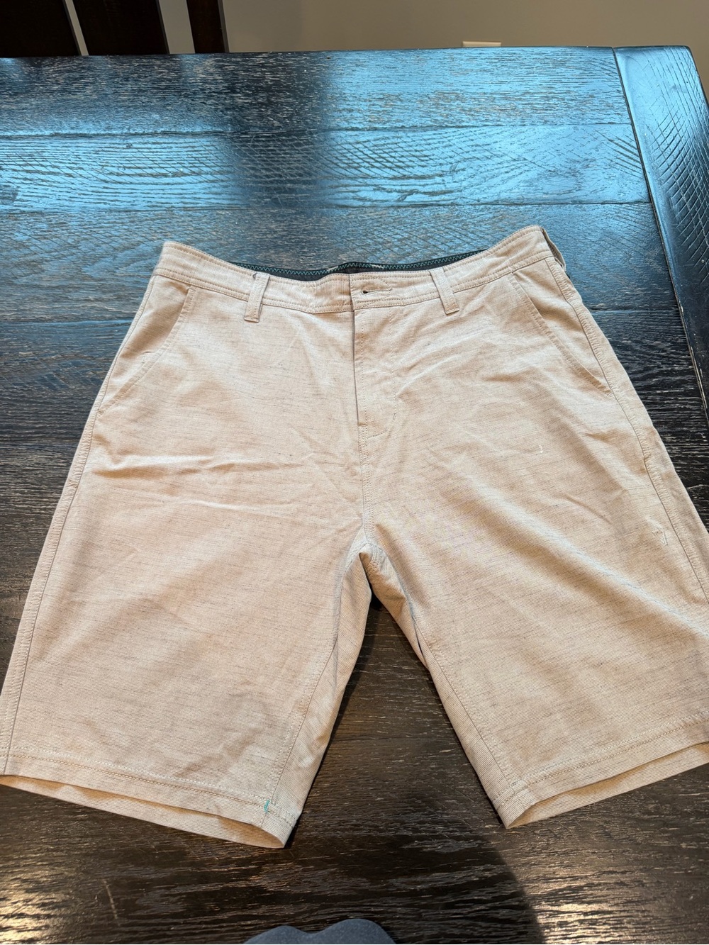 VISSLA Men's Flat-Front Stretch Shorts in Light Khaki